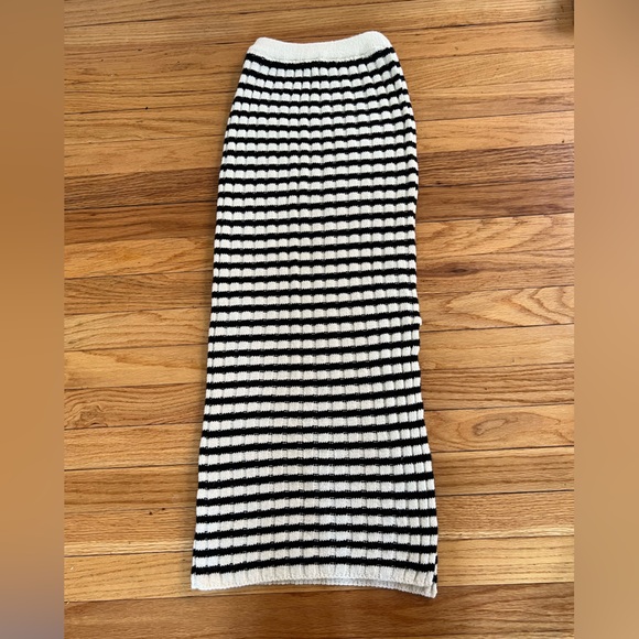 ASOS DESIGN Petite knit midi skirt in black and white stripe • Size S - Picture 5 of 5